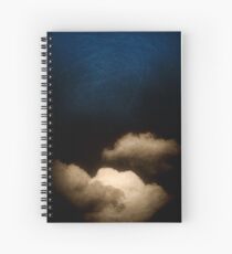 Wolken in einer zerkratzten Dunkelheit Spiralblock