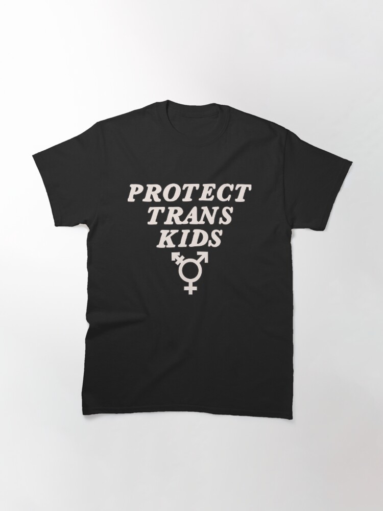 Aperçu 3 sur 7. T-shirt classique avec l'œuvre protéger les enfants trans créée et vendue par craftordiy.