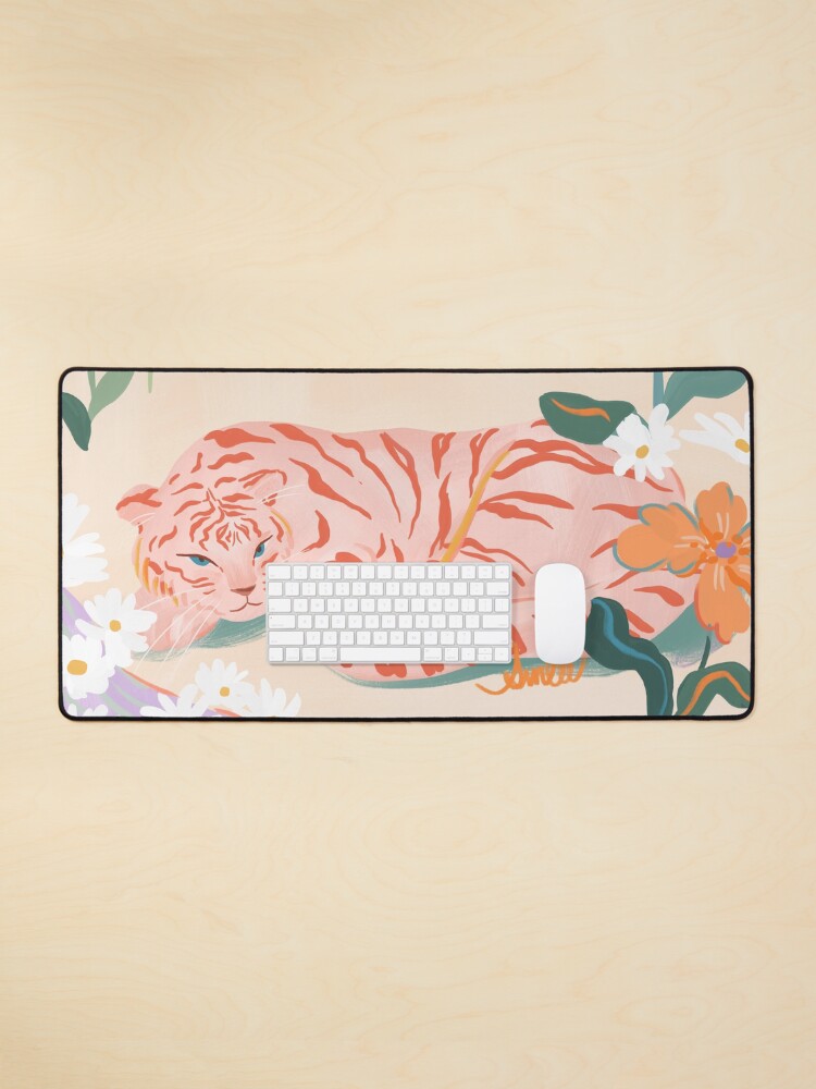 Aperçu 1 sur 5. Tapis de souris avec l'œuvre Tigre rose dans un jardin sauvage créée et vendue par sunleeart.