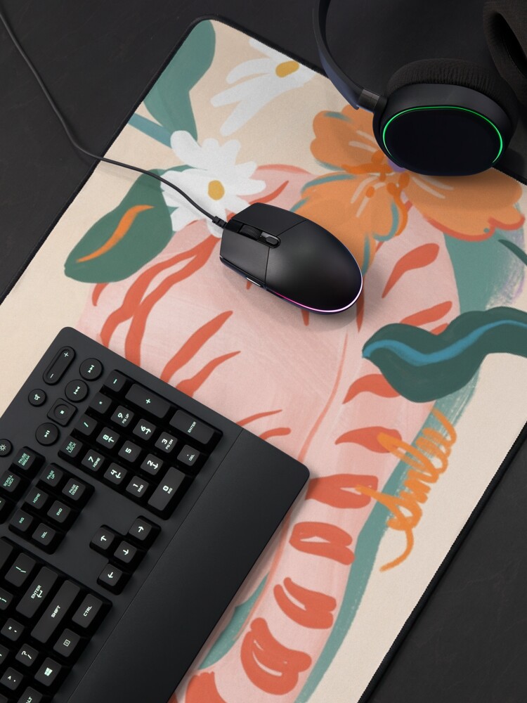 Aperçu 4 sur 5. Tapis de souris avec l'œuvre Tigre rose dans un jardin sauvage créée et vendue par sunleeart.