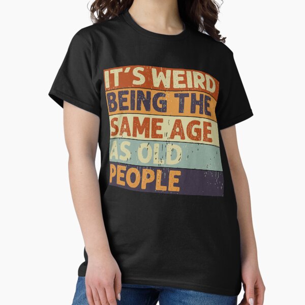 Artikel-Vorschau von Es ist seltsam, das Retro-sarkastische T-Shirt des gleichen Alters zu sein, designt und verkauft von Henderson8769.