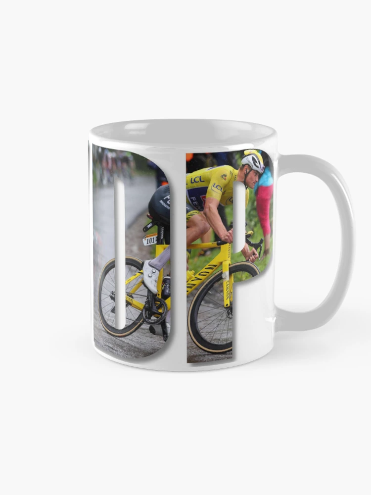 Aperçu 3 sur 6. Mug à café avec l'œuvre Mathieu van der Poel créée et vendue par Rabe-Racing.