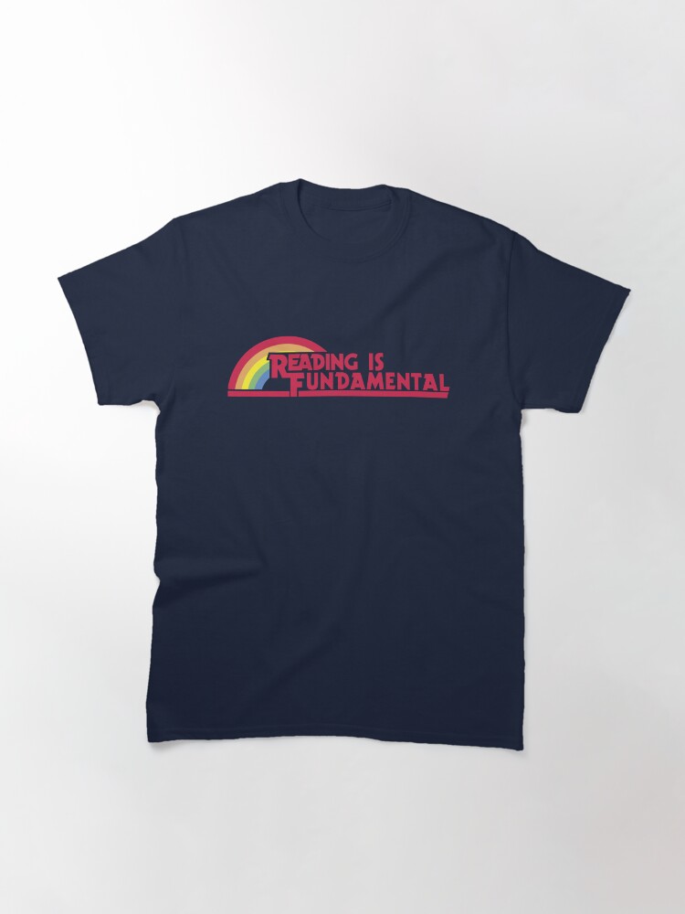 Aperçu 3 sur 7. T-shirt classique avec l'œuvre La lecture est fondamentale créée et vendue par rrandol5.