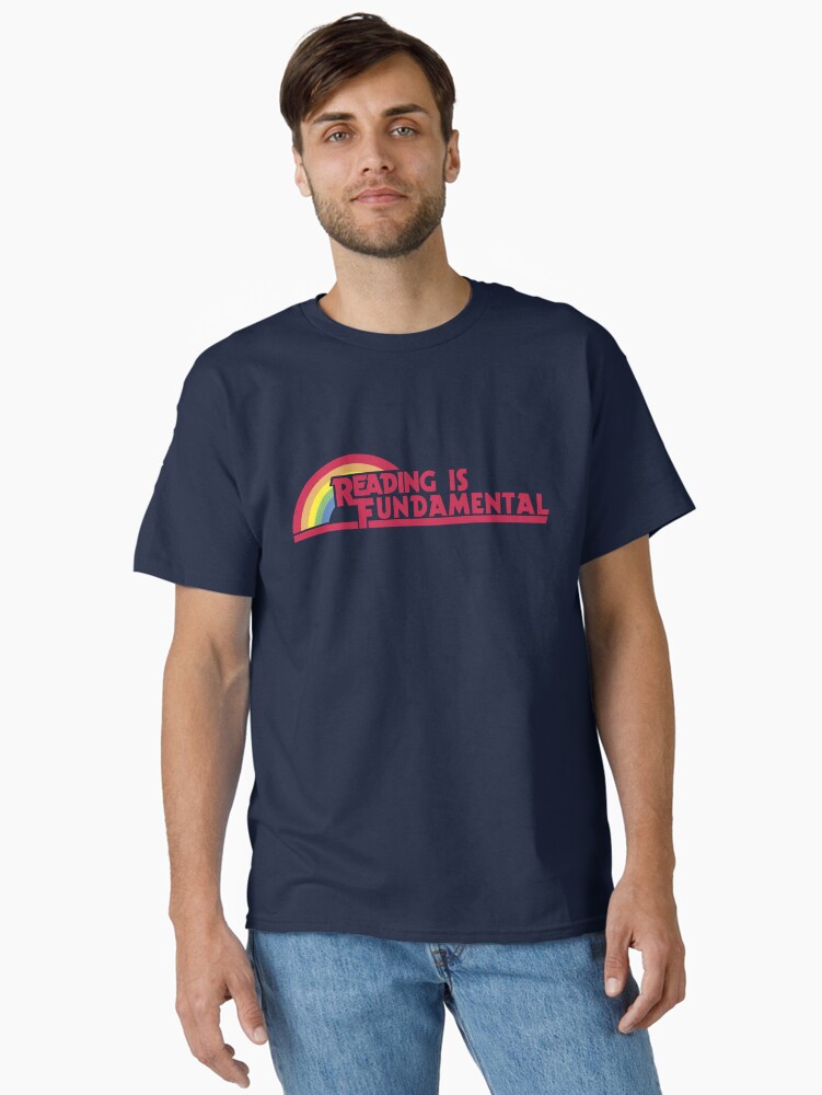Aperçu 2 sur 7. T-shirt classique avec l'œuvre La lecture est fondamentale créée et vendue par rrandol5.