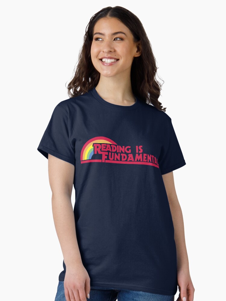 Aperçu 1 sur 7. T-shirt classique avec l'œuvre La lecture est fondamentale créée et vendue par rrandol5.