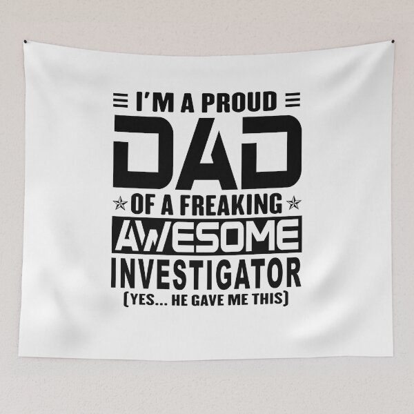 Artikelvorschau, Ich bin ein stolzer Vater eines verdammt tollen Ermittlers, lustiges Papa-Shirt, Papa des Ermittlers-Shirt, Papa-Geschenke, Weihnachtsgeschenke für Papa entworfen und verkauft von xlnv.