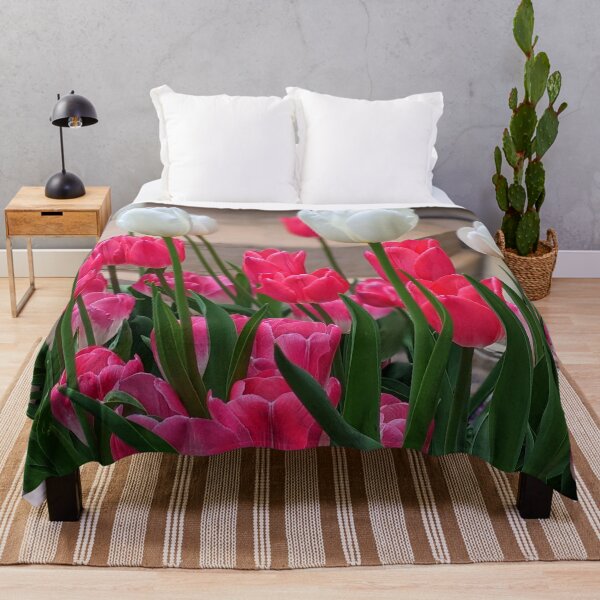 Aperçu de l'œuvre Magnifiques tulipes blanches et roses créée et vendue par Shapes-Mania.