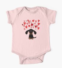 Netter Dachshund-Welpe mit Valentinsgruß-Herzen Baby Body Kurzarm