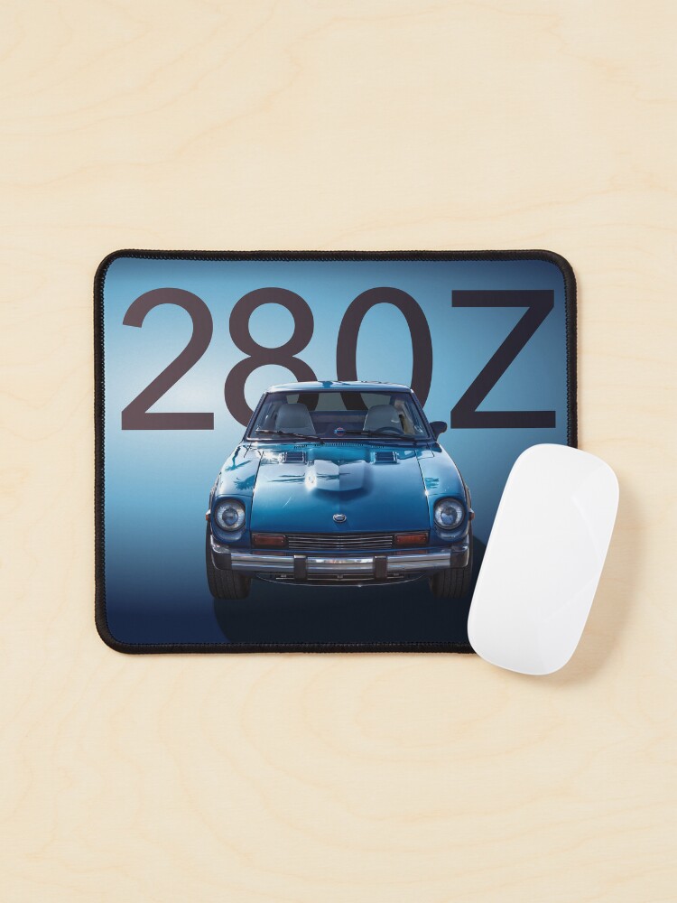 Tapis de souris for Sale avec l'œuvre « Datsun 280Z bleu » de l'artiste  CoolCarVideos
