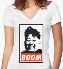 Kim Jong Un BOOM Tailliertes T-Shirt mit V-Ausschnitt