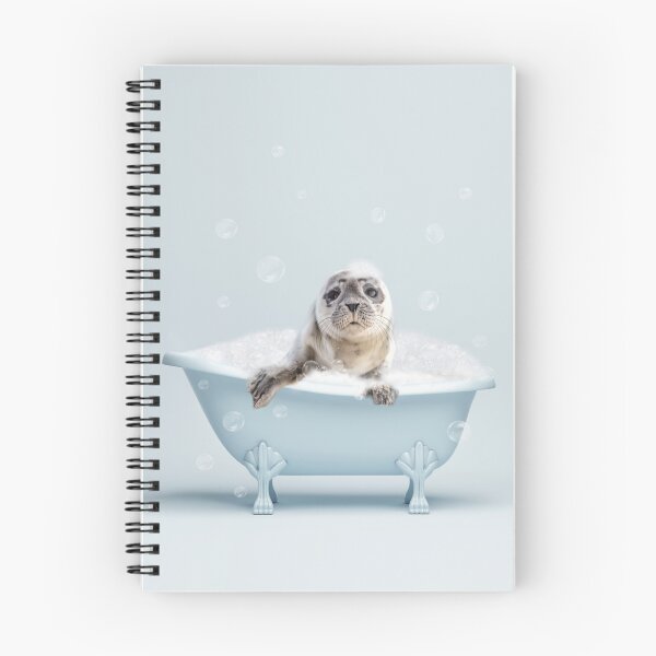Aperçu de l'œuvre Phoque dans le bain, bébé animal dans la baignoire avec des bulles, imprimé salle de bain pour enfants, bleu créée et vendue par PinkJellyfishCo.