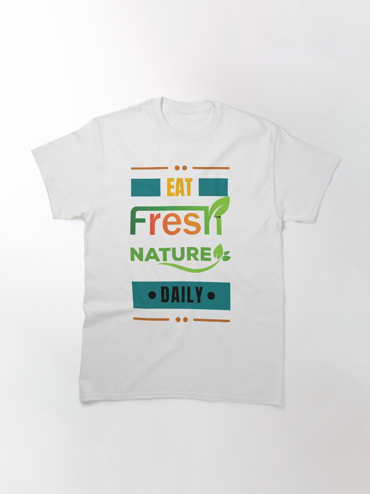 Essen Sie täglich frische Natur - bunte Typografie T-Shirt