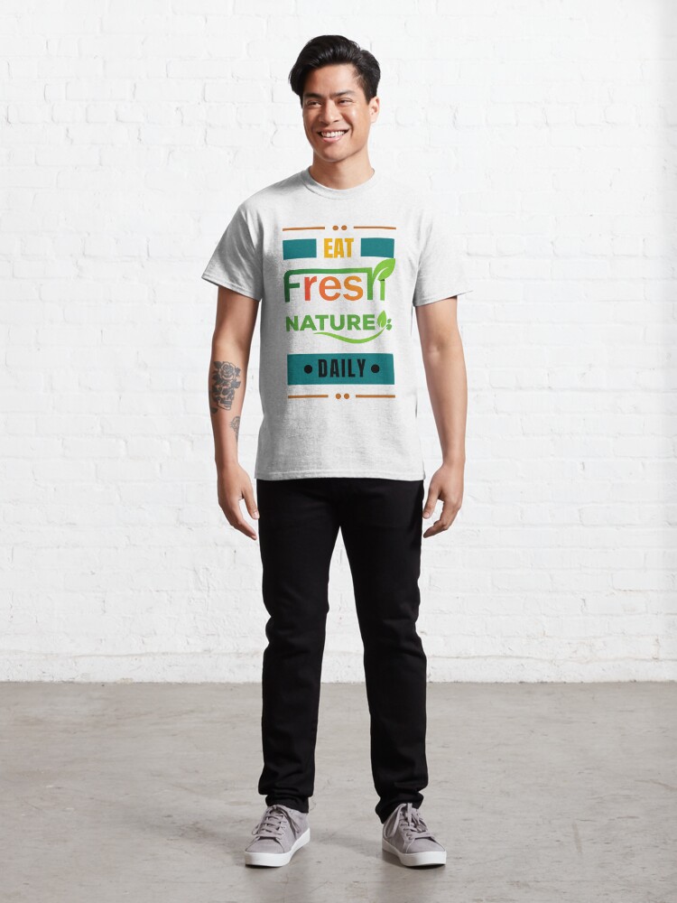 Essen Sie täglich frische Natur - bunte Typografie T-Shirt