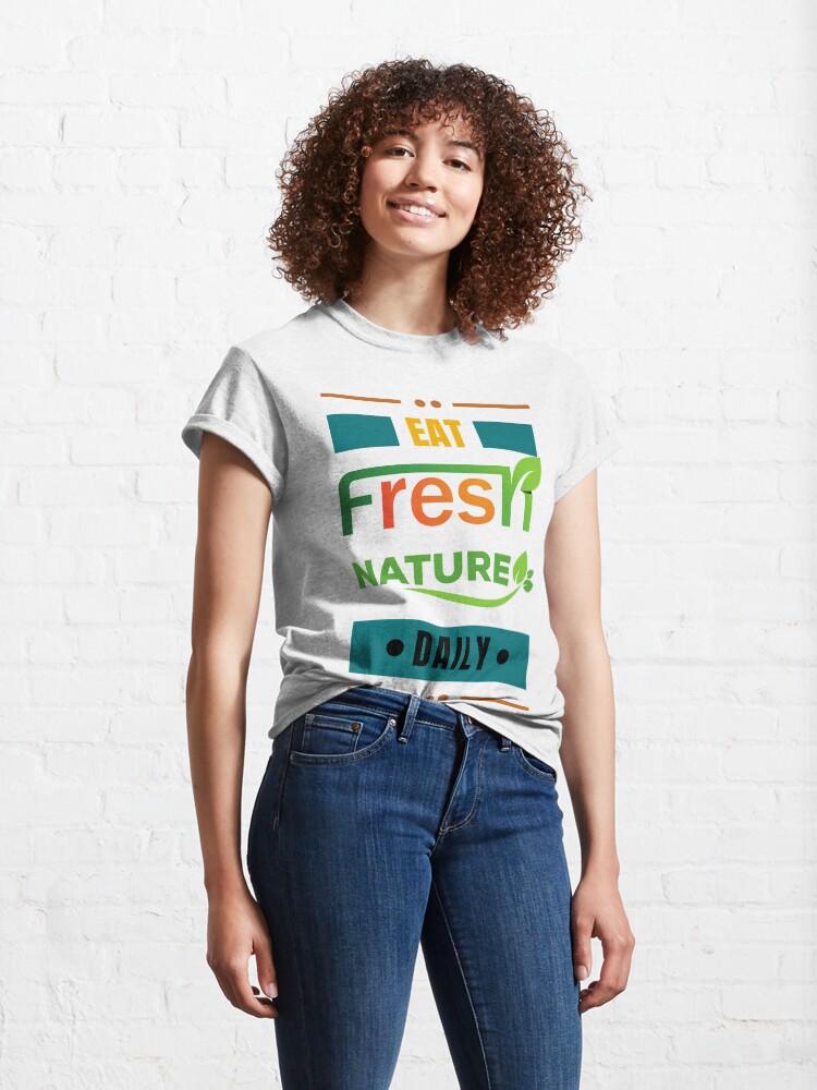 Essen Sie täglich frische Natur - bunte Typografie T-Shirt