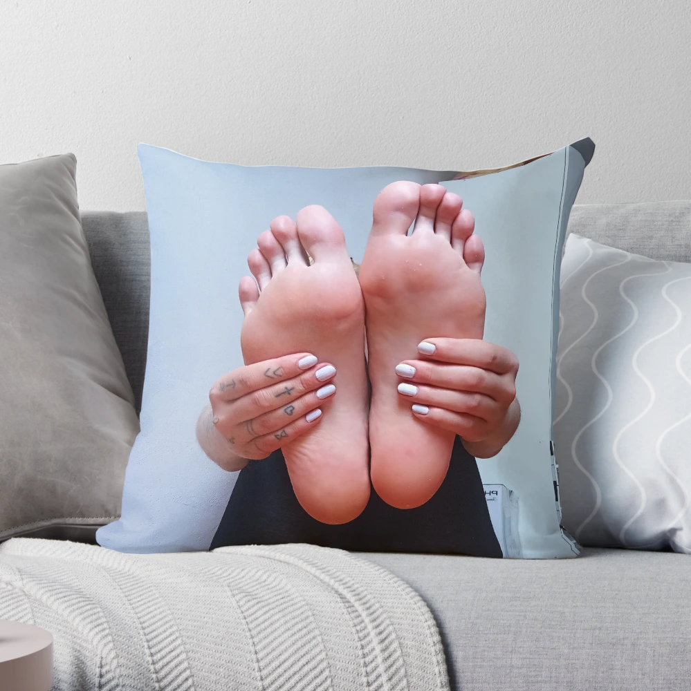 https://ih1.redbubble.net/image.3583338077.0185/throwpillow,medium,1000x-bg,f8f8f8-c,0,200,1000,1000.webp