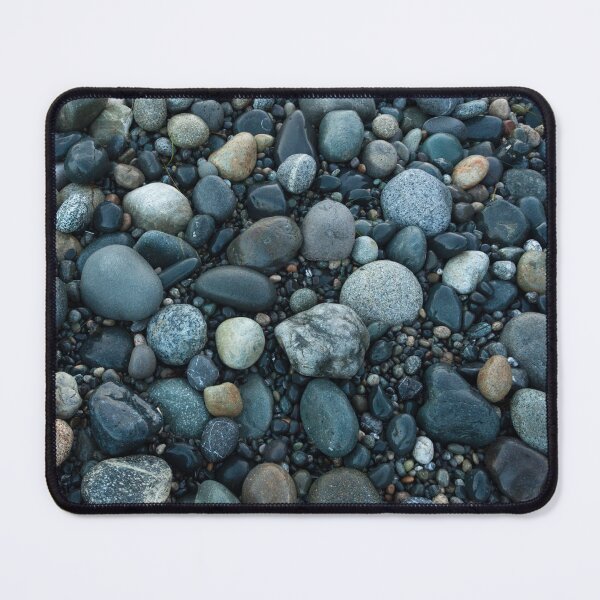 Aperçu de l'œuvre Roches et cailloux lisses sur la plage créée et vendue par LucentJourneys.