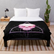 Skull in triangle on black Fleecedecke
