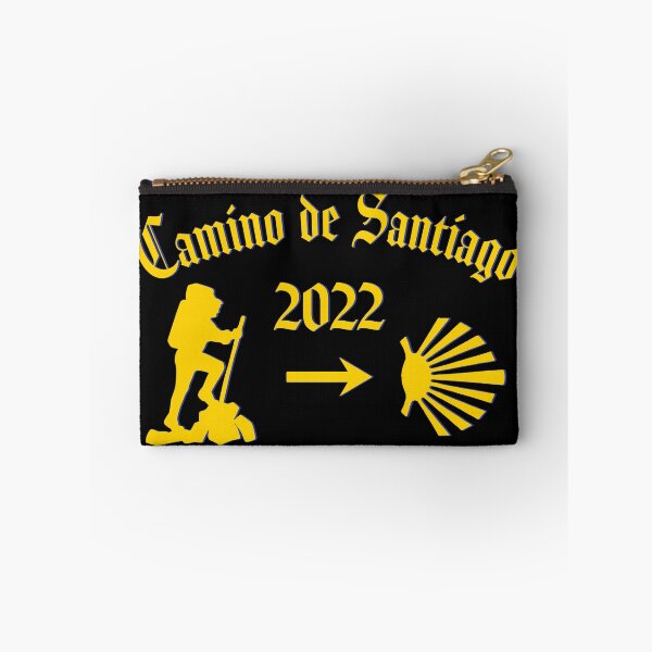 Artikelvorschau, Camino de Santiago 2022 Männlicher Pilger Gelber Pfeil Jakobsmuschel entworfen und verkauft von Brasilia.