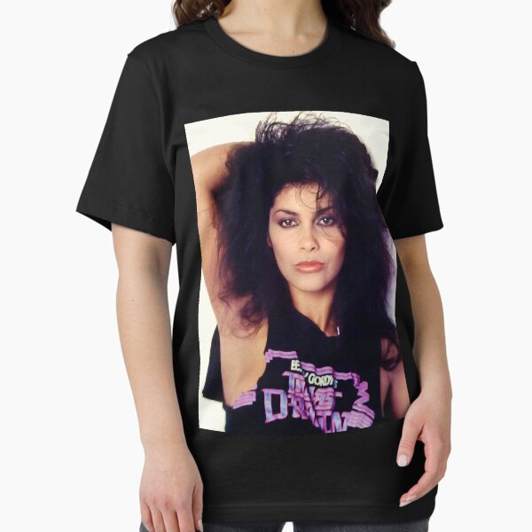 Vista previa del artículo con la obra «Vanity Singer Actriz posando con Berry Gordys The Last Dragon Shirt - 1985 - Retro Vintage», diseñado y vendido por chmielcnjamim.