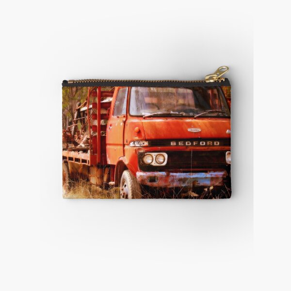Aperçu de l'œuvre old rusty small truck créée et vendue par AHELENE.