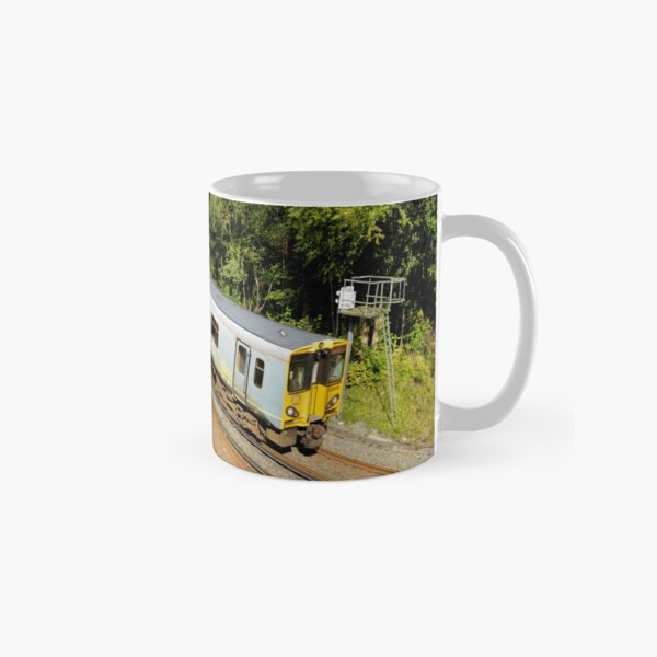 Vista previa del artículo con la obra «Merseyrail Clase 508 saliendo de Hooton», diseñado y vendido por EngPhotography.