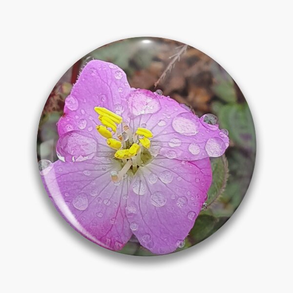 Artikelvorschau, Mini-Blume mit Wassertropfen darauf entworfen und verkauft von millionsmiles.
