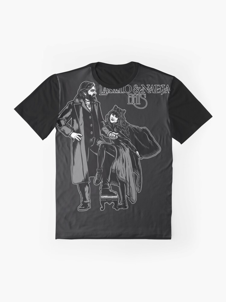 Aperçu 4 sur 5. T-shirt graphique avec l'œuvre couverture de l'album Laszlo & nadja créée et vendue par maddalena4439.