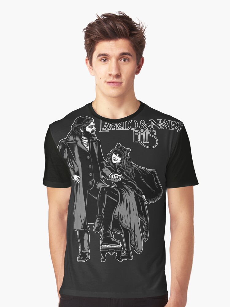 Aperçu 1 sur 5. T-shirt graphique avec l'œuvre couverture de l'album Laszlo & nadja créée et vendue par maddalena4439.