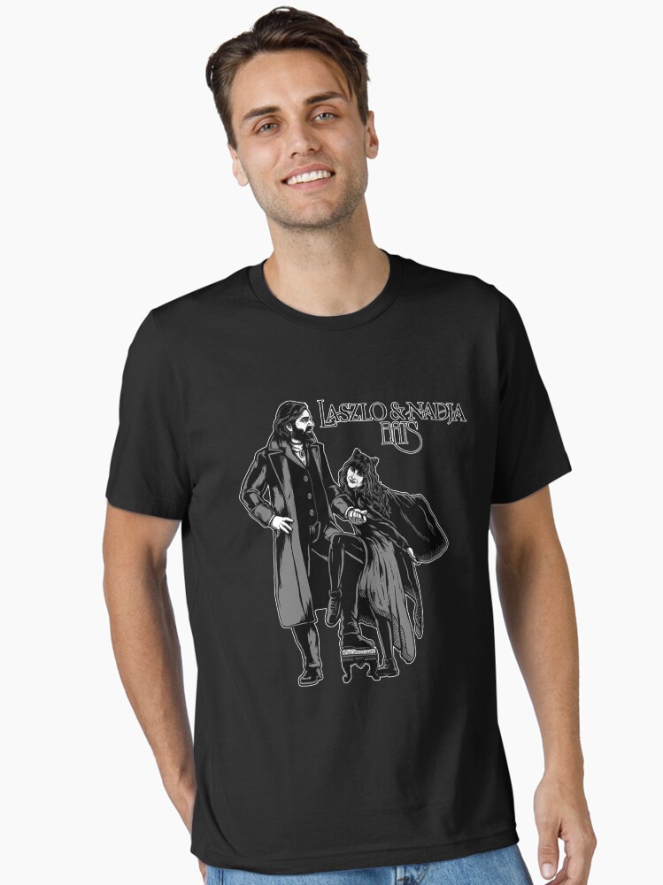 Aperçu 1 sur 7. T-shirt essentiel avec l'œuvre couverture de l'album Laszlo & nadja créée et vendue par maddalena4439.