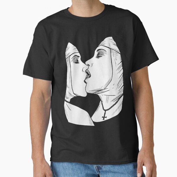 Vista previa del artículo con la obra «Beso lésbico sexy Monja Esclavitud Ocultismo satánico Pagano BDSM Travieso Malvado Monjas profanas», diseñado y vendido por Reign Of Darkness.
