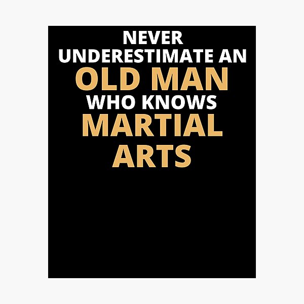 Artikel-Vorschau von Never Underestimate An Old Man Who Knows Martial Arts, designt und verkauft von clickmostro.