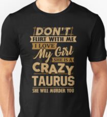 Flirt nicht mit mir Ich liebe mein Mädchen Sie ist ein verrückter Stier Slim Fit T-Shirt