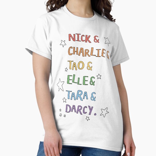 Vista previa del artículo con la obra «Camiseta con el nombre inspirado en Heartstopper X PRIDE», diseñado y vendido por Erin Benner.