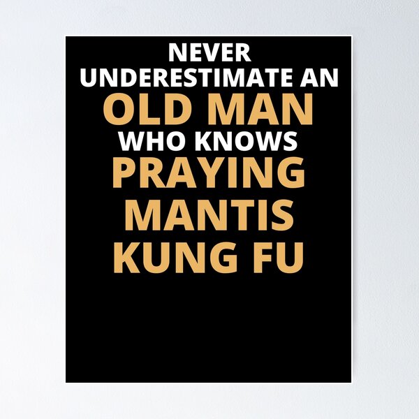Artikelvorschau, Never Underestimate An Old Man Who Knows Praying Mantis Kung Fu entworfen und verkauft von clickmostro.