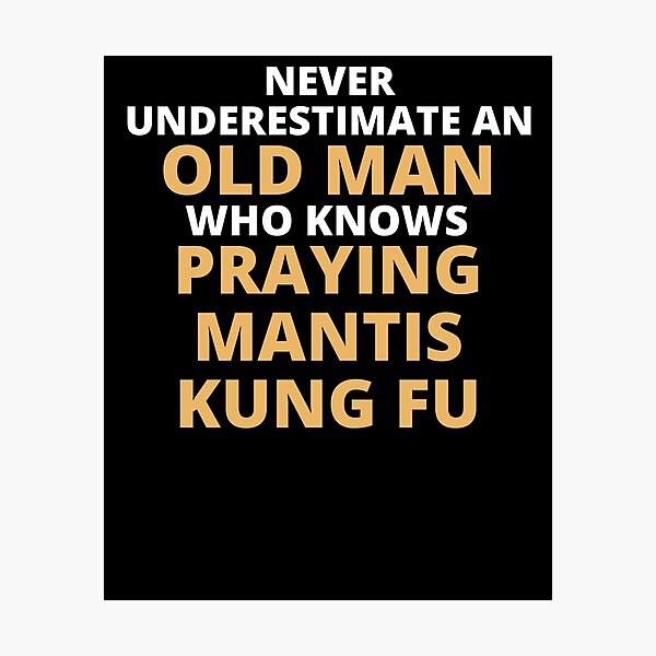 Artikelvorschau, Never Underestimate An Old Man Who Knows Praying Mantis Kung Fu entworfen und verkauft von clickmostro.