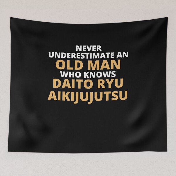 Aperçu de l'œuvre Never Underestimate An Old Man Who Knows Daito Ryu Aikijujutsu créée et vendue par clickmostro.