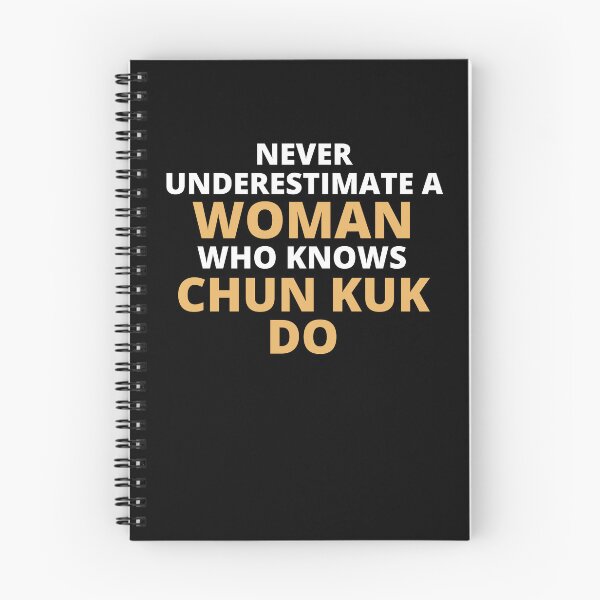 Artikelvorschau, Never Underestimate A Woman Who Knows Chun Kuk Do entworfen und verkauft von clickmostro.