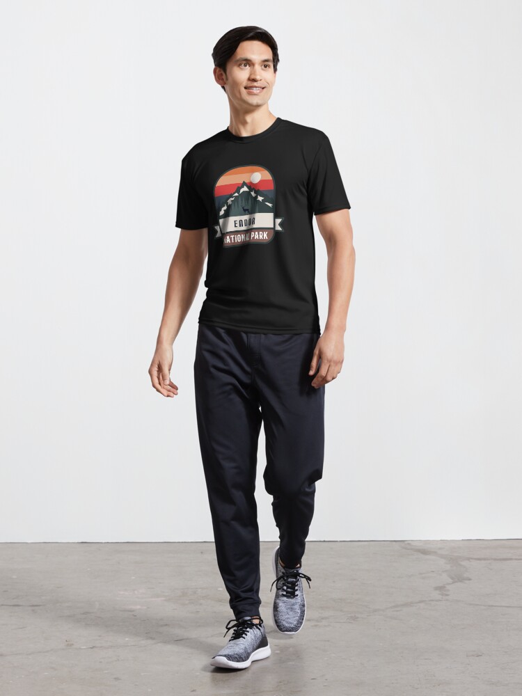 Imagen 5 de 7, Camiseta deportiva con la obra Parque Nacional Endor, diseñada y vendida por Road-tees.