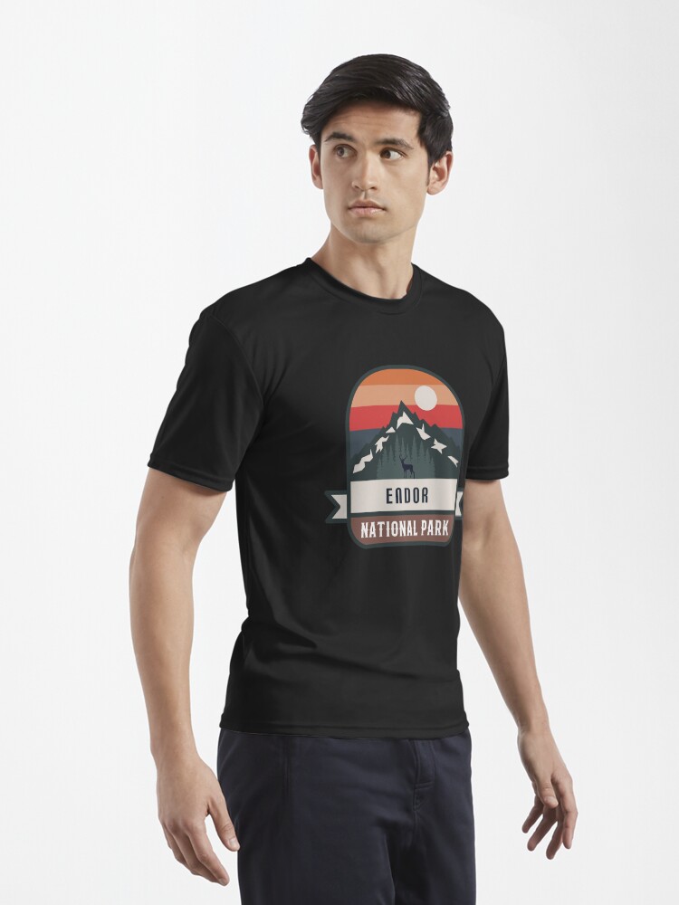 Imagen 3 de 7, Camiseta deportiva con la obra Parque Nacional Endor, diseñada y vendida por Road-tees.