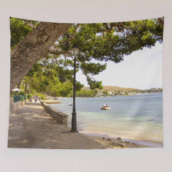 Aperçu de l'œuvre  Promenade des pins à Puerto Pollensa, Majorque créée et vendue par GG WALL ART.