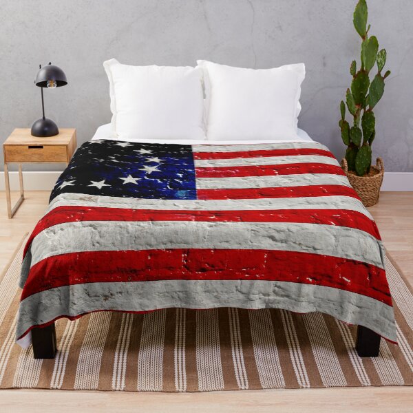 Artikelvorschau, Beunruhigte Betsy-Ross-Flagge auf Weiß gewaschenem Backsteinmauer-Druck entworfen und verkauft von MolonLabeArt.