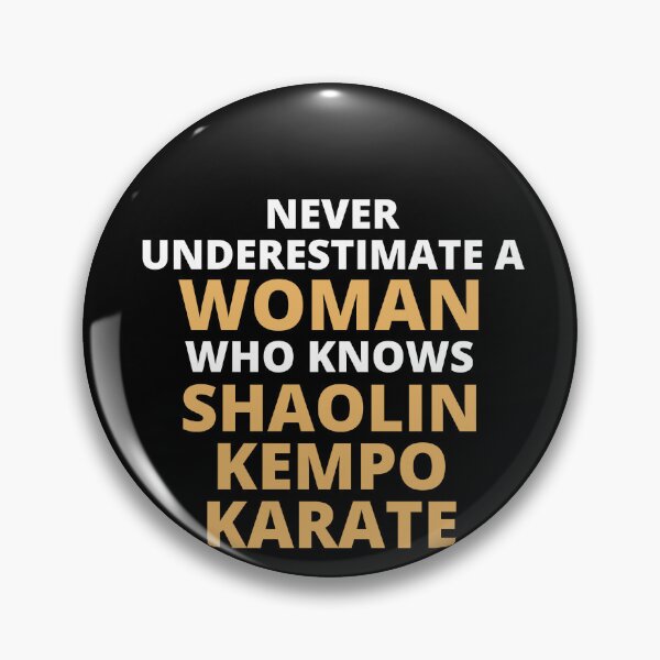 Artikelvorschau, Never Underestimate A Woman Who Knows Shaolin Kempo Karate entworfen und verkauft von clickmostro.