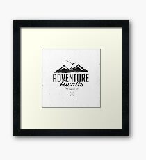 Lámina enmarcada ADVENTURE AWAITS