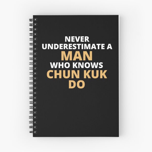 Artikelvorschau, Never Underestimate A Woman Who Knows Chun Kuk Do entworfen und verkauft von clickmostro.