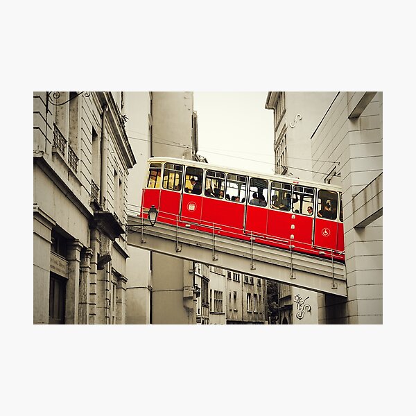 Aperçu de l'œuvre Téléphérique de Lyon en couleur sélective | Funiculaire Vieux-Lyon à Fourvière créée et vendue par CarolinaReina.