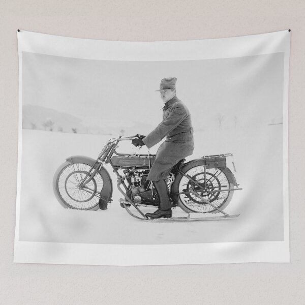 Artikelvorschau, 1914 - 1918 Das Motorrad mit den Skiern von der Seite / Das Motorrad mit den Skiern von der Seite entworfen und verkauft von rubenakopyan.