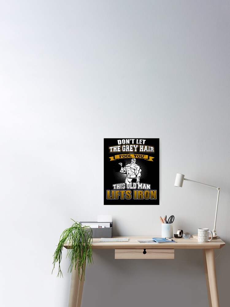 Poster Ne Laissez Pas Les Cheveux Gris Vous Tromper Ce Vieil Homme Souleve La Citation De Motivation De Culturisme De Fer Par Lifeofiron Redbubble