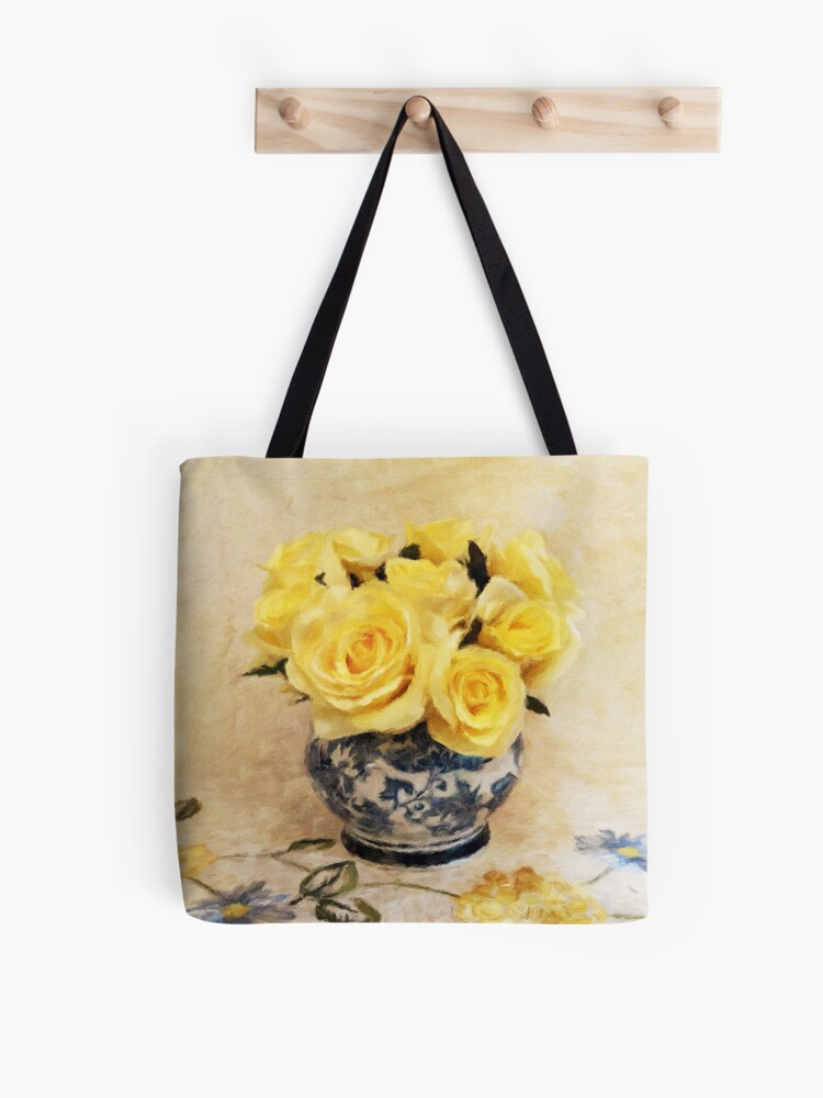 Bolsa de tela «Rosas Amarillas en Florero Azul y Blanco» de DianeLindonCoy  | Redbubble