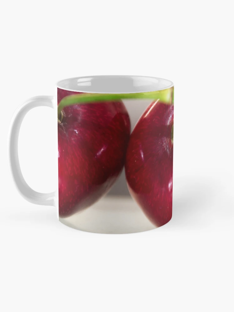 Aperçu 5 sur 6. Mug à café avec l'œuvre Cerises-Fruits Rouges créée et vendue par TessAndre.