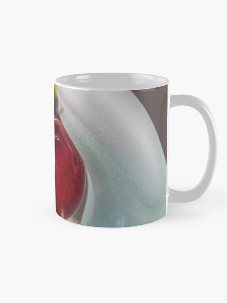 Aperçu 3 sur 6. Mug à café avec l'œuvre Cerises-Fruits Rouges créée et vendue par TessAndre.